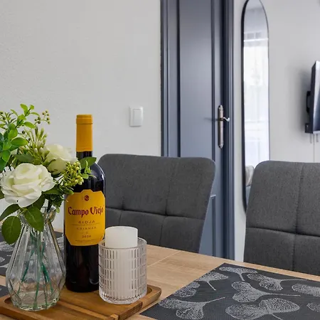 Apartmán Sunny With Pool, 200m From The Sea