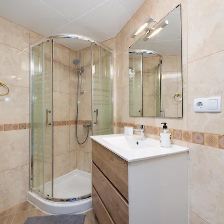 Apartment Sunny With Pool, 200m From The Sea *
