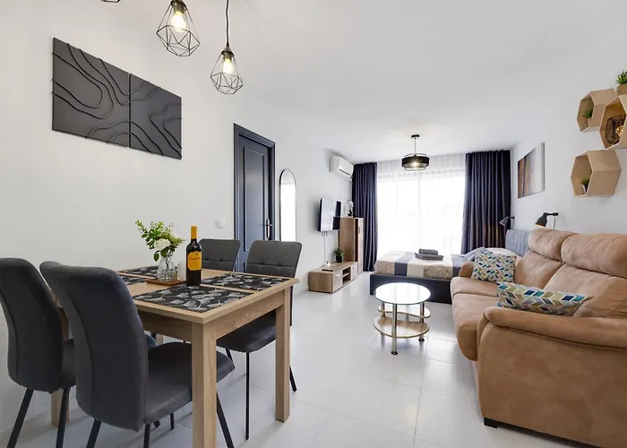 Sunny With Pool, 200m From The Sea