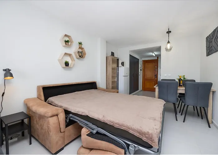 Sunny With Pool, 200m From The Sea Daire *